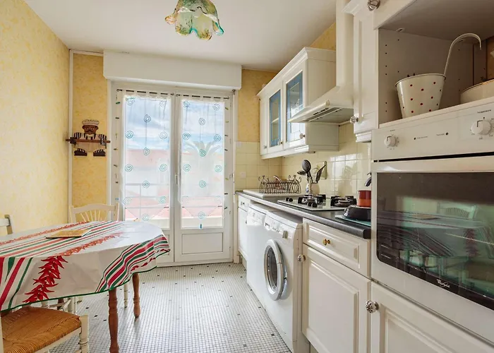 Cosy à Biarritz, Proche Des Commerces Et Plages, Avec Parking Et Balcon - Fr-1-3-607 *